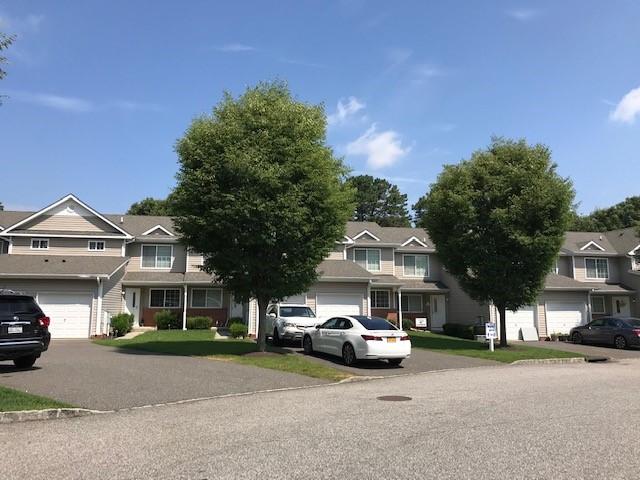 Fairfield Townhouses East At Coram